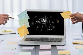 AI měla šetřit čas a usnadnit práci. Podle zaměstnanců jí spíš přibývá - Novinky